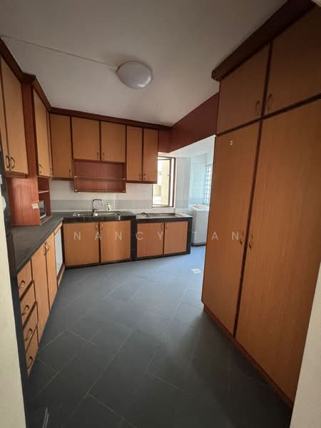 640 Choa Chu Kang Street 64 HDB Flat For Sale at S$ 638,000 | PropertyGuru Singapore - Kitchen