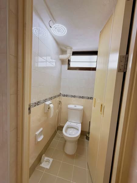 158 Mei Ling Street, 158 Mei Ling Street, 2 Bedrooms, 721 sqft, HDB Flat For Sale, by Eric Chia, 60160408 - Bathroom - PropertyGuru.com.sg