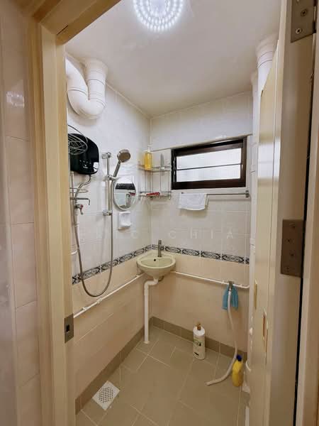 158 Mei Ling Street, 158 Mei Ling Street, 2 Bedrooms, 721 sqft, HDB Flat For Sale, by Eric Chia, 60160408 - Bathroom - PropertyGuru.com.sg