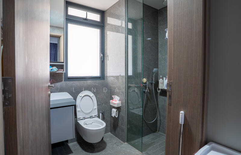 Master room bathroom with window