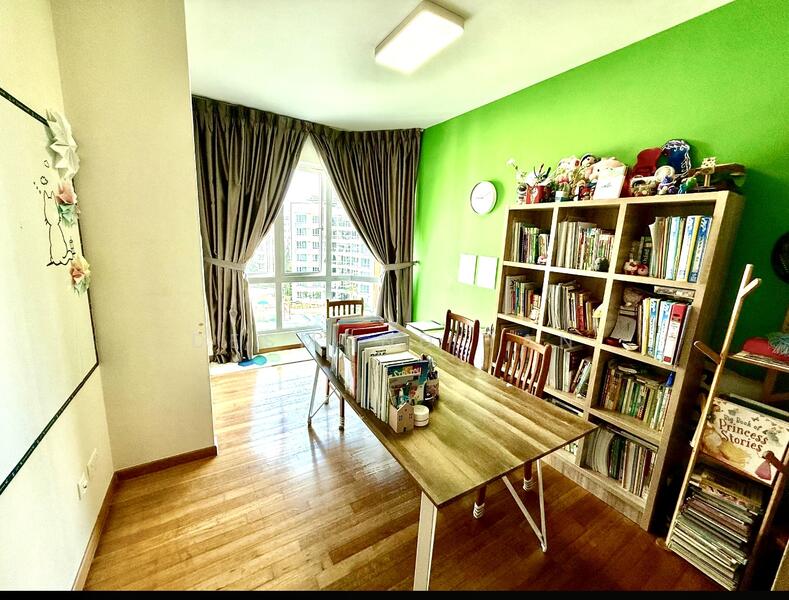 spacious Common room (unblock pool view)