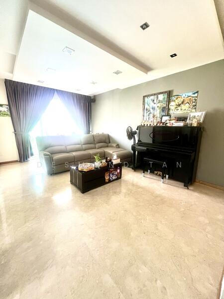 Main spacious living room 