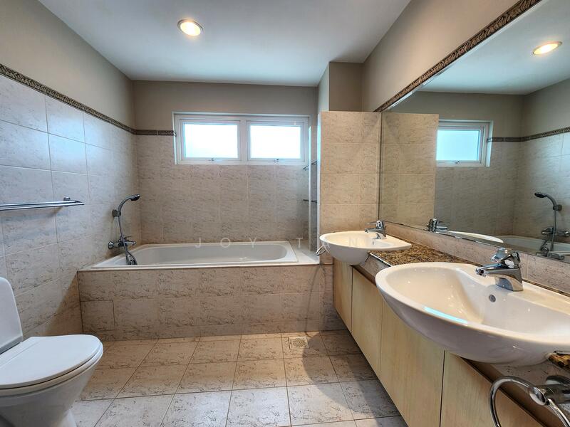 Junior Master ensuite bathroom