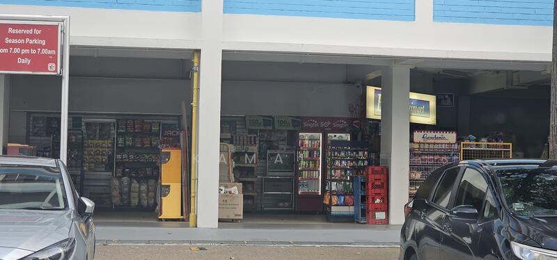 Nearby minimart at Blk 121