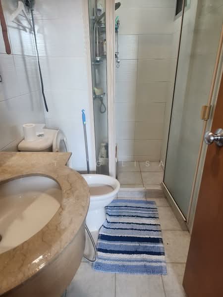 Hillview Regency, 26 Bukit Batok East Avenue 2, 2 Bedrooms, 904 sqft, Condominium For Sale, by Thng Lisa, 60162342 - Bathroom - PropertyGuru.com.sg