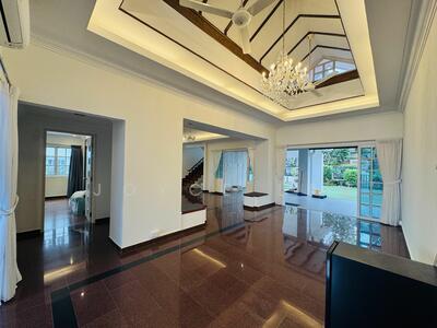 For Rent - Newly Renovated Mount Sinai Elevated Detached with Garden and Pool, Immediate!