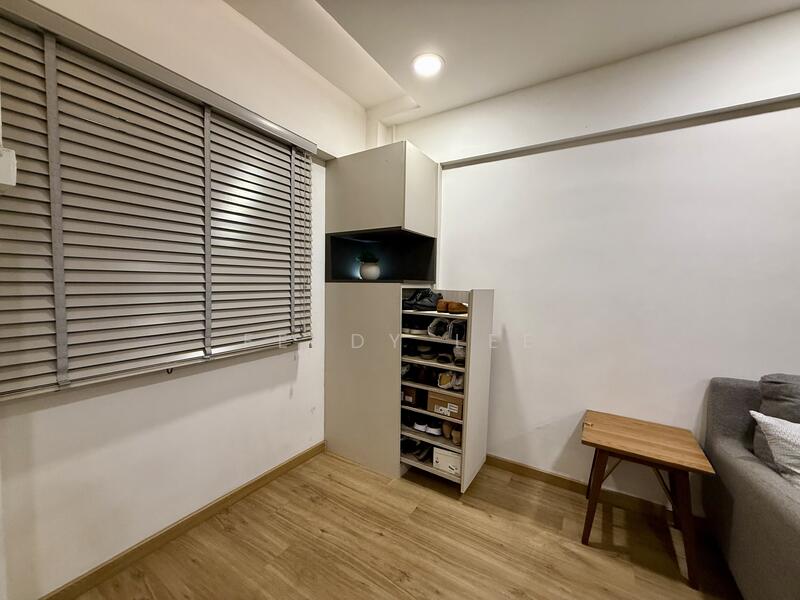 Shoe cabinet