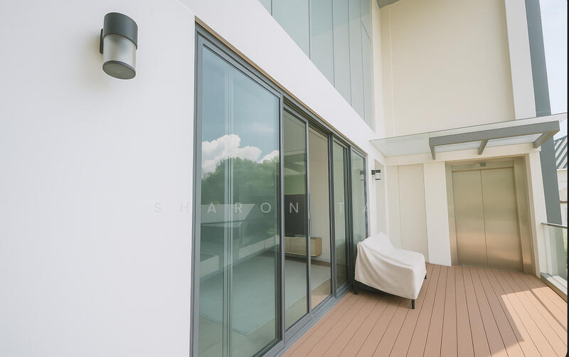 Balcony with private lift