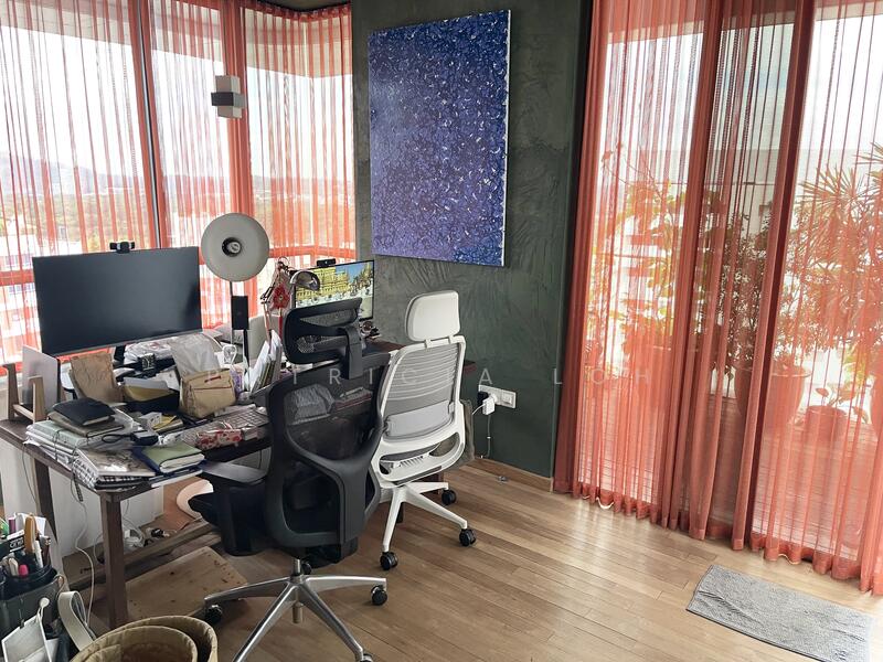 Spacious bedroom ideal for guests, or a home office.