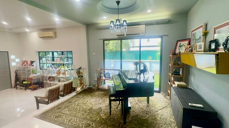 For Sale - Semi D in district 18 Rare 999yrs seafront resort home living grab now !