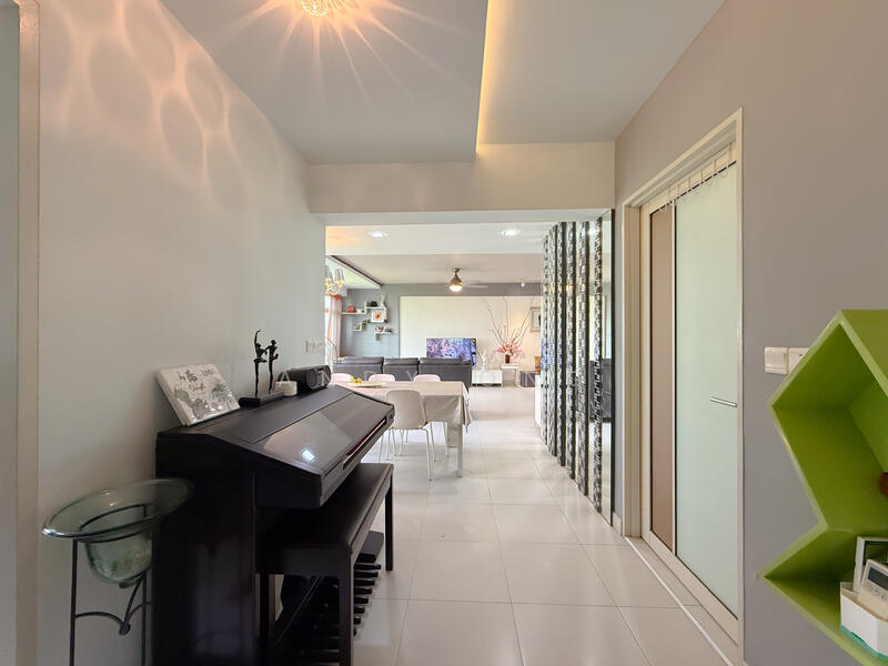 Spacious & Practical Walkway