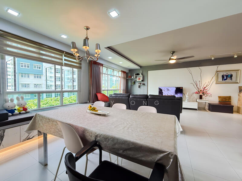 Spacious dining with bay window