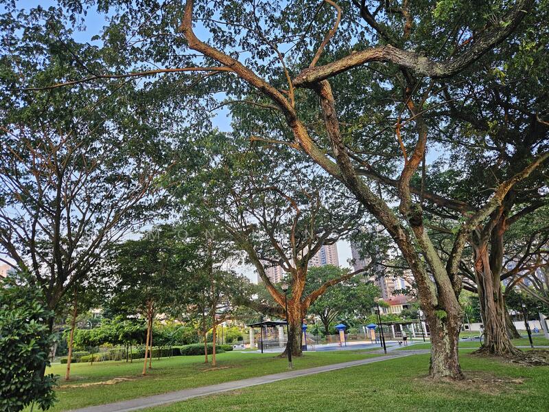 10-min stroll to 3 parks