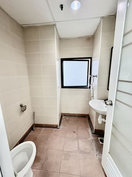 Tradehub 21, 8 Boon Lay Way, 1,711 sqft, Light Industrial (B1) For Rent, by Lynda Teo, 60165400 - Toilet - CommercialGuru.com.sg
