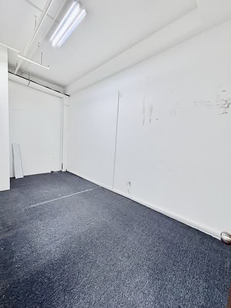 Tradehub 21, 8 Boon Lay Way, 1,711 sqft, Light Industrial (B1) For Rent, by Lynda Teo, 60165400 - Store room - CommercialGuru.com.sg
