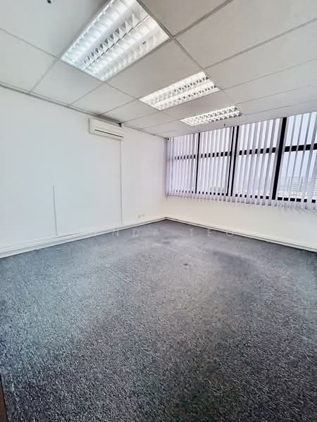Tradehub 21, 8 Boon Lay Way, 1,711 sqft, Light Industrial (B1) For Rent, by Lynda Teo, 60165400 - Meeting room - CommercialGuru.com.sg