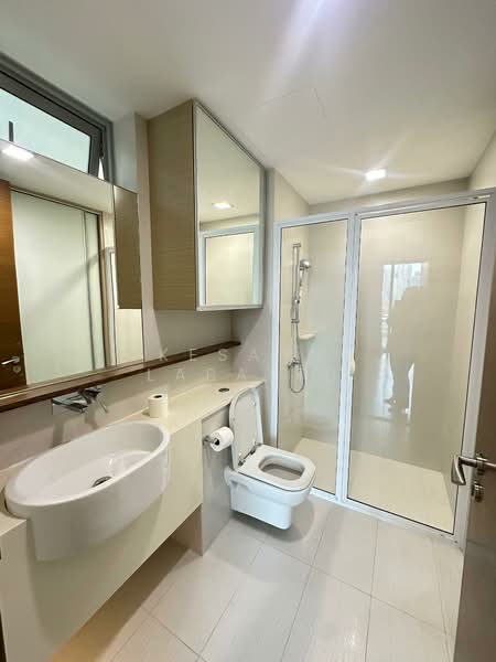 The Wharf Residence, 7 Tong Watt Road, 2 Bedrooms, 1,066 sqft, Condominium For Rent, by Kesang Labattu, 60165454 - Master Bathroom - PropertyGuru.com.sg