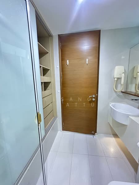 The Wharf Residence, 7 Tong Watt Road, 2 Bedrooms, 1,066 sqft, Condominium For Rent, by Kesang Labattu, 60165454 - Master Bathroom - PropertyGuru.com.sg
