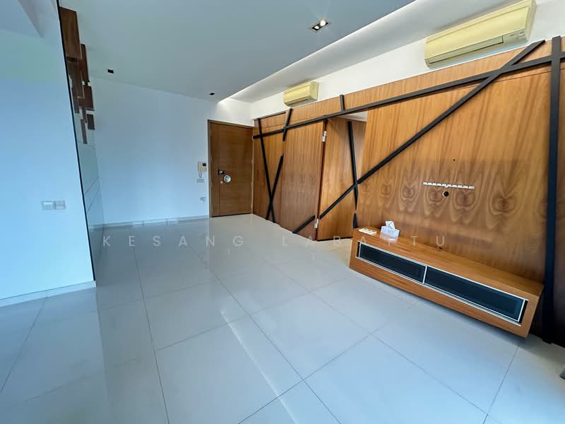 The Wharf Residence, 7 Tong Watt Road, 2 Bedrooms, 1,066 sqft, Condominium For Rent, by Kesang Labattu, 60165454 - Dining and Living room - PropertyGuru.com.sg