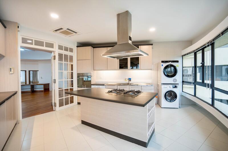 💎 FREEHOLD D10 2637SQFT | FAMILY HOME | ARDMORE PARK Condominium For Sale at S$ 5,995,000 | PropertyGuru Singapore - Bright Family Kitchen with Island (other view)– high Floor Spacious Freehold Home D10