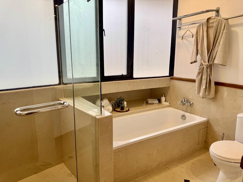 💎 FREEHOLD D10 2637SQFT | FAMILY HOME | ARDMORE PARK Condominium For Sale at S$ 5,995,000 | PropertyGuru Singapore - Master Bathroom – Well-Maintained Freehold D10 Residence