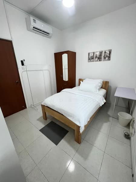 Villa De West, 385 Pasir Panjang Road, Room Rental, 100 sqft, Condominium For Rent, by Linda Ho, 60166293 - Bedroom - PropertyGuru.com.sg