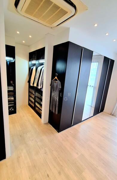 Master Wardrobe Room