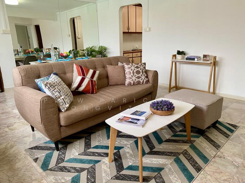 For Sale - 4 Holland Close