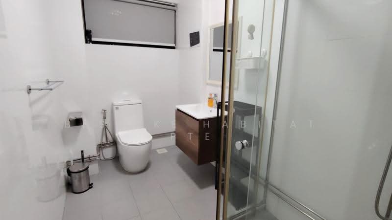 Lakepoint Condo, 2 Lakepoint Drive, Boon Lay / Jurong / Tuas, Room Rental, 100 sqft, Condominium For Rent, by Bespoke Habitat Pte Ltd, 60168363 - 02-22 Common Bathroom - PropertyGuru.com.sg