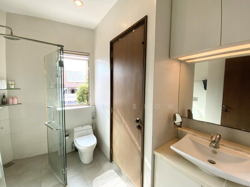 Corner Terrace @ Lentor Grove, Lentor Grove, 6 Bedrooms, 5,000 sqft, Corner Terrace For Sale, by Nigel Seow, 60168462 - Jack and Jill Bathroom - PropertyGuru.com.sg