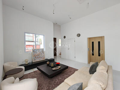 For Sale - ❤️GIANT⚡️Closing Soon! Exclusive List! Call me Now! Semi D House w Outdoor Roof