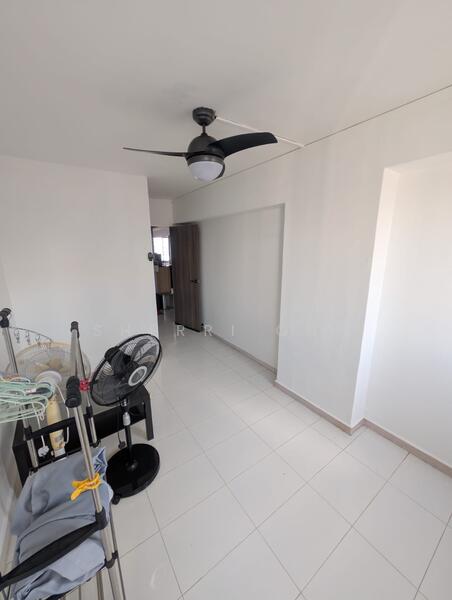 284 Choa Chu Kang Avenue 3, 284 Choa Chu Kang Avenue 3, Room Rental, 150 sqft, HDB Flat For Rent, by Sherri Ong, 60170846 - Corridor - PropertyGuru.com.sg
