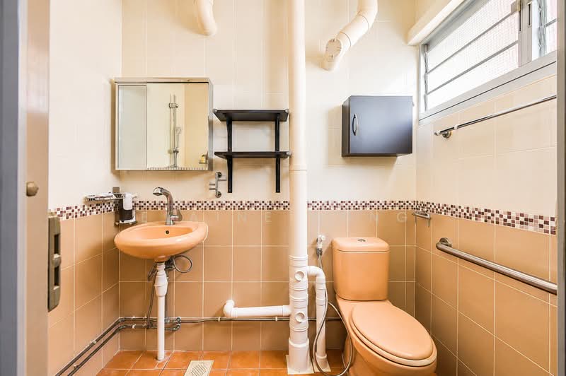 460 Ang Mo Kio Avenue 10, 460 Ang Mo Kio Avenue 10, 3 Bedrooms, 1,292 sqft, HDB Flat For Sale, by Elaine Wong, 60171547 - Bathroom - PropertyGuru.com.sg