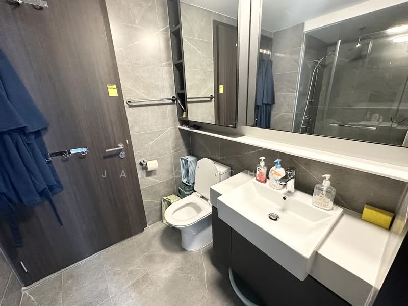 Riverfront Residences Condominium For Sale at S$ 912,000 | PropertyGuru Singapore - Bathroom