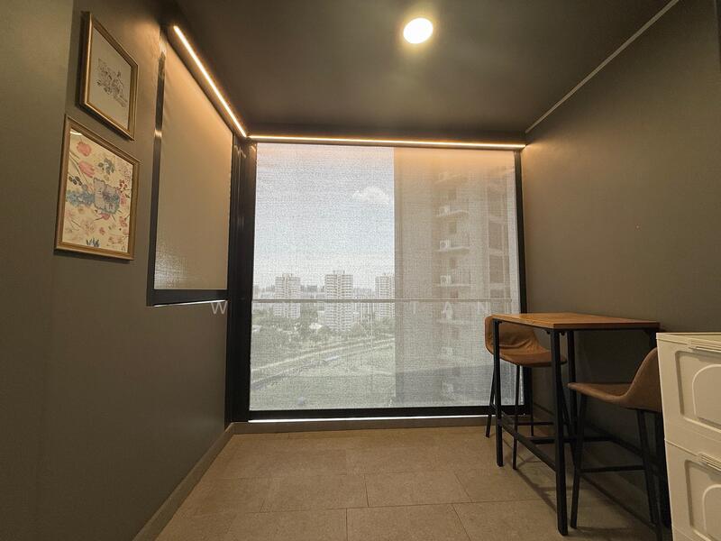 Balcony w/ auto ziptrak