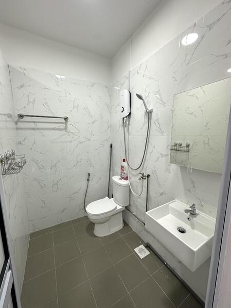 Studio Unit R4 - Bathroom