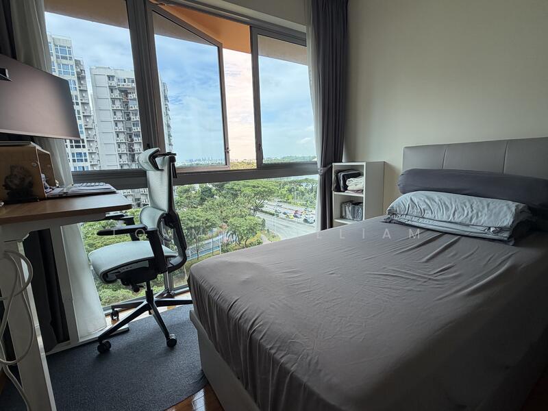 Common Room can fit Queen bed easily