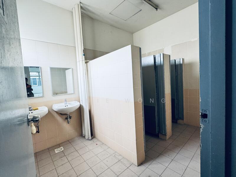 Paya Ubi Industrial Park, 51 Ubi Avenue 1, 2,000 sqft, Light Industrial (B1) For Rent, by Annie Wong, 60172596 - Bathroom - CommercialGuru.com.sg