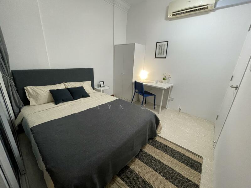 R4) Common Queen with Balcony