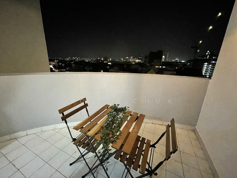 R4) Common Queen with Balcony