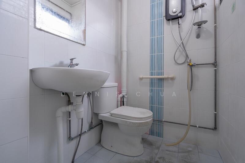 123 Yishun Street 11 HDB Flat For Sale at S$ 480,000 | PropertyGuru Singapore - Master Bathroom