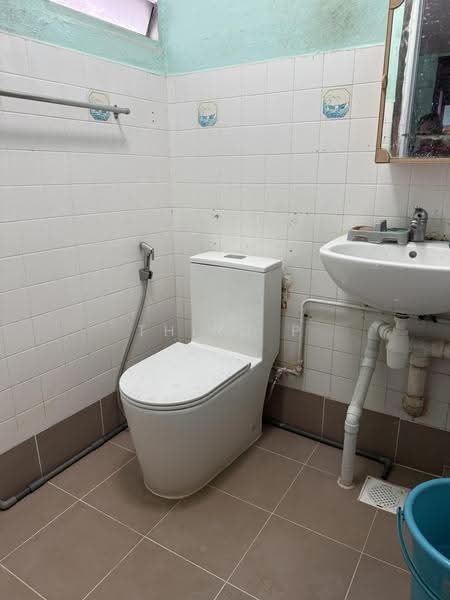 704 Yishun Avenue 5, 704 Yishun Avenue 5, Sembawang / Yishun, 2 Bedrooms, 731 sqft, HDB Flat For Sale, by Thiru P, 60173291 - Bathroom - PropertyGuru.com.sg