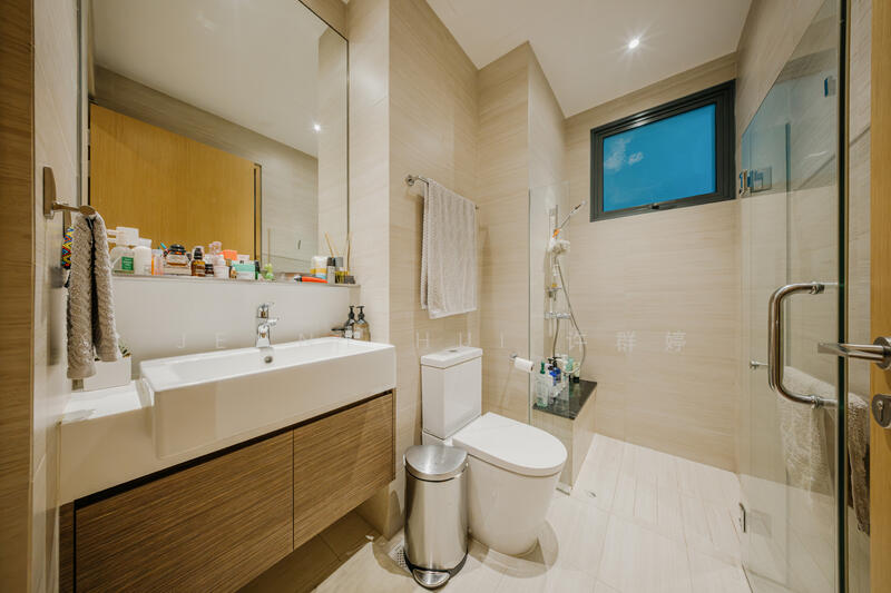 Common Bath with Dual Access