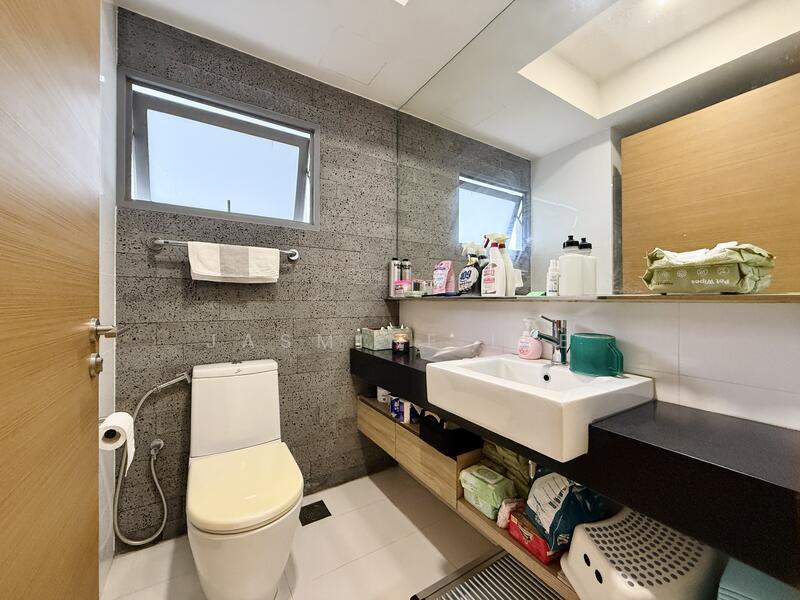 Common Bathroom with window