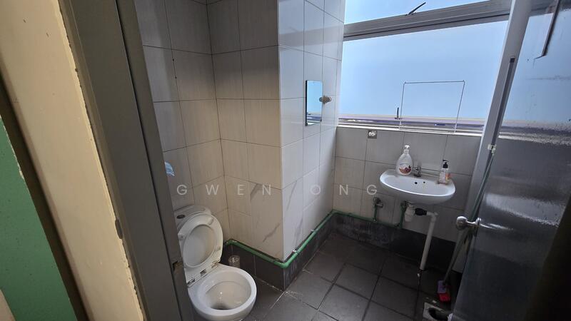 Northstar @ Amk, 7030 Ang Mo Kio Avenue 5, 1,200 sqft, Light Industrial (B1) For Rent, by Gwen Ong, 60174427 - Bathroom - CommercialGuru.com.sg