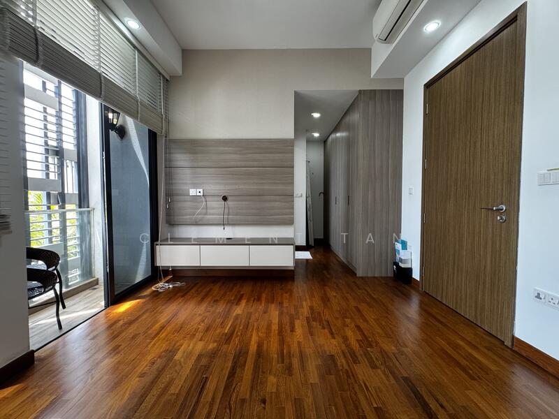 Master Bedroom (Level 2)