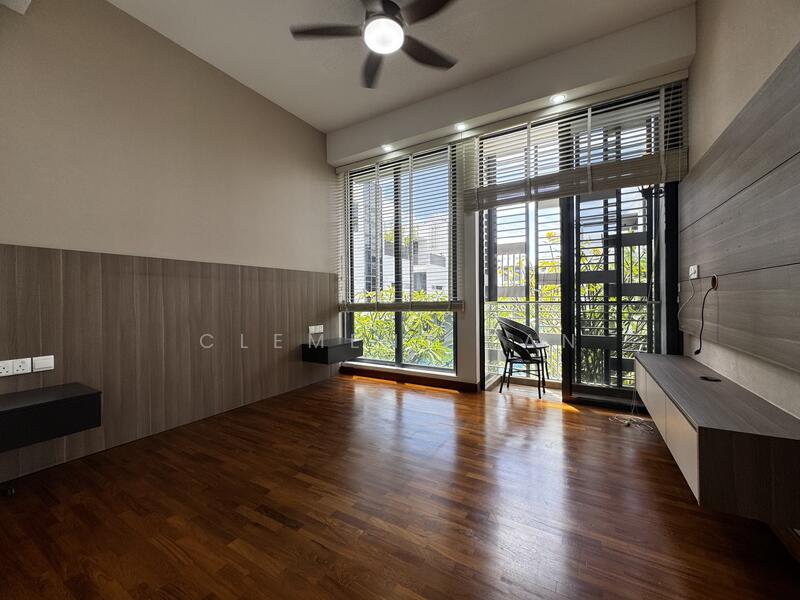 Master Bedroom (Level 2)