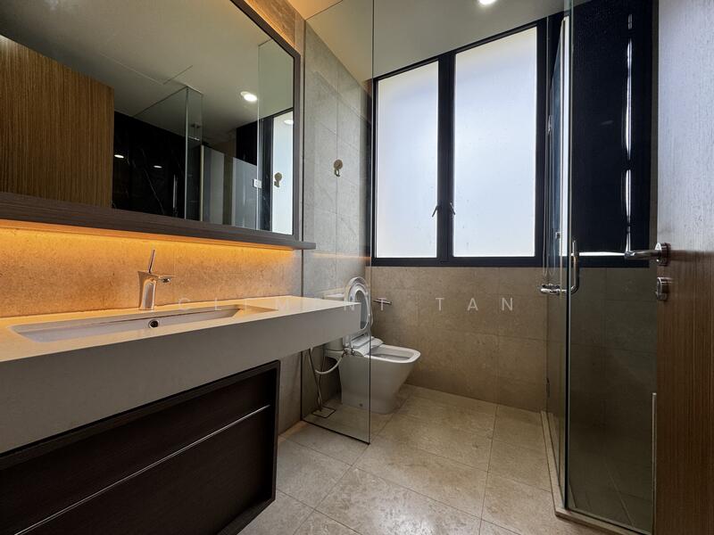 Master Bathroom (Level 2)