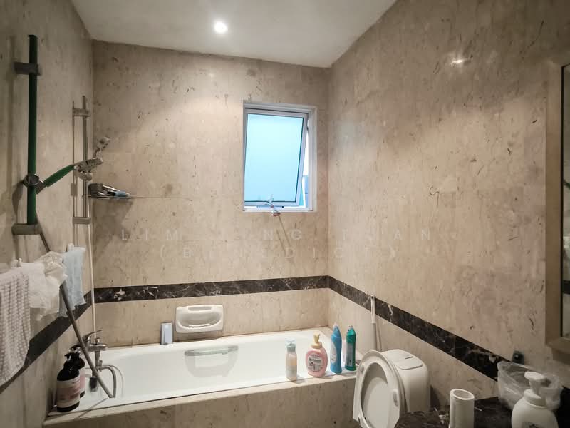 Le Wood Condominium For Sale at S$ 1,685,000 | PropertyGuru Singapore - Bathroom