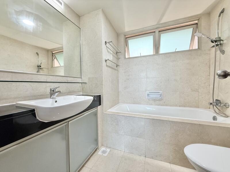 Master Bathroom w/ Bathtub